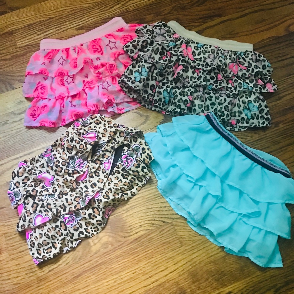 A lot of 4 girls skorts.